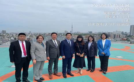 一群人站在一起描述已自动生成 一群人站在一起描述已自动生成